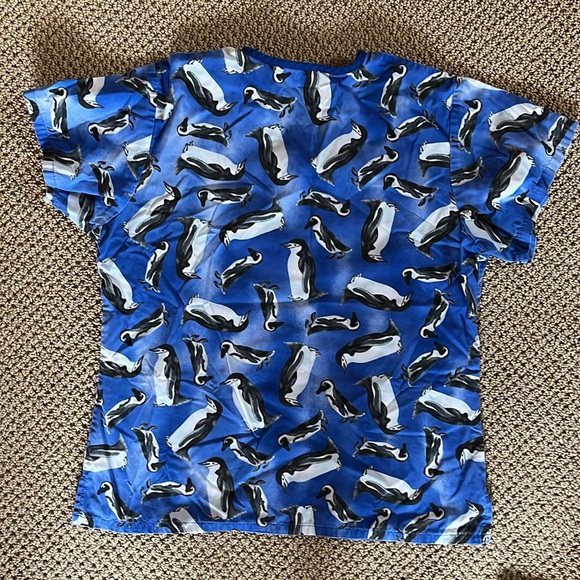 Scrub top with Penguins - Picture 3 of 4